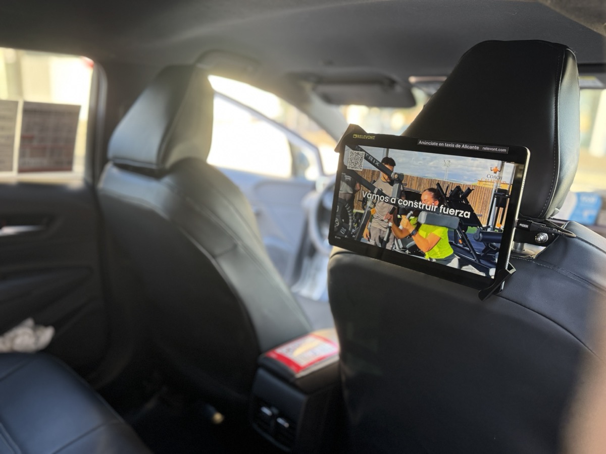 Tablet Relevont instalada en el reposacabezas de un taxi en Alicante